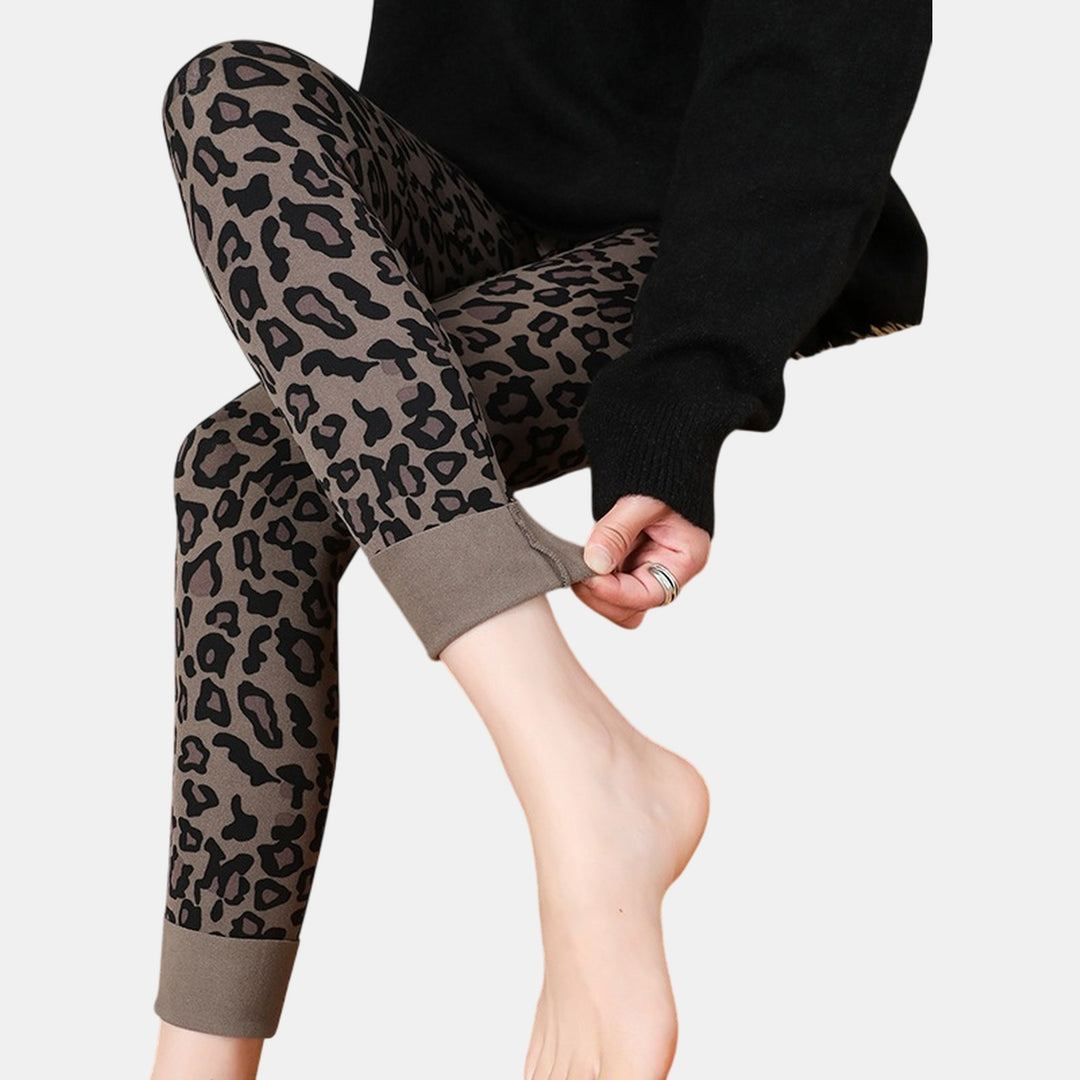 Ribbed ankle cuff and slim leg fit