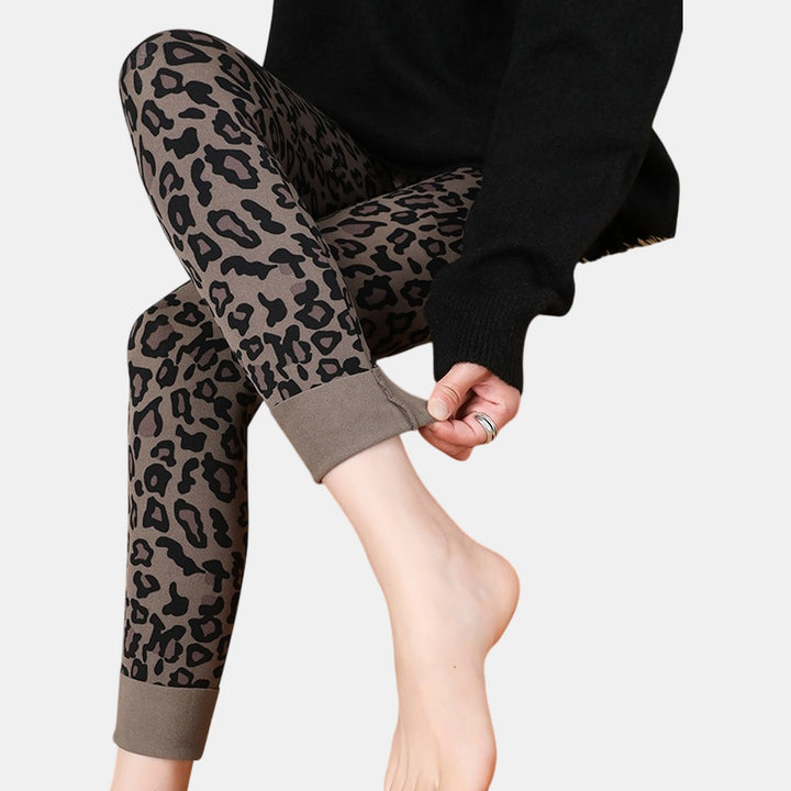 Ribbed ankle cuff and slim leg fit